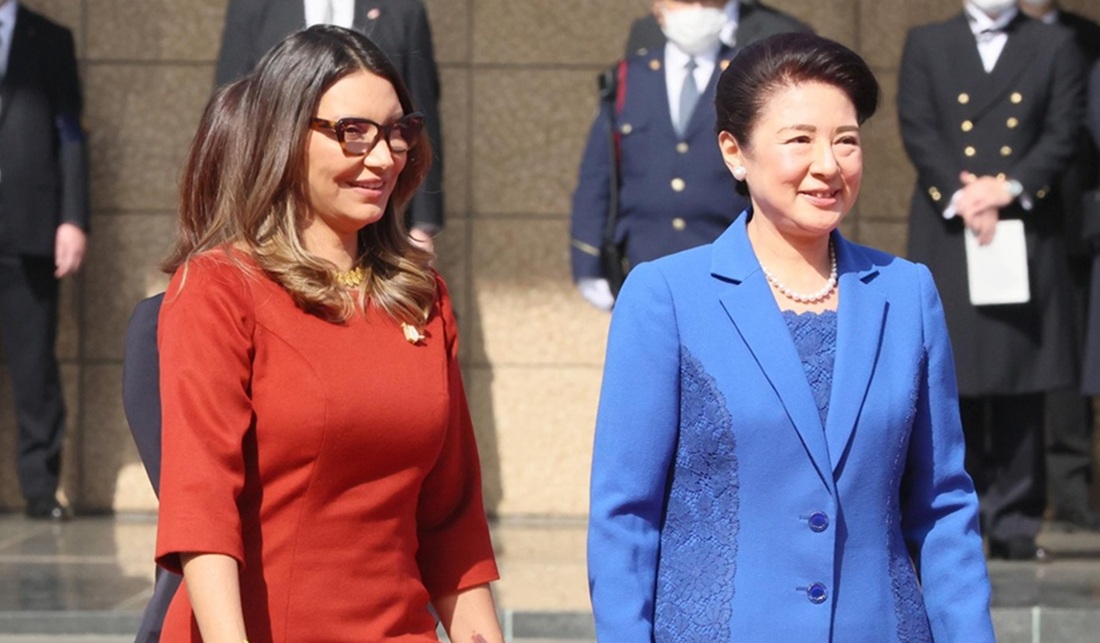 A primeira-dama brasileira Rosangela “Janja” da Silva e a imperatriz japonesa Masako, durante uma cerimônia de boas-vindas no Palácio Imperial em Tóquio, no Japão, em março de 2025.
