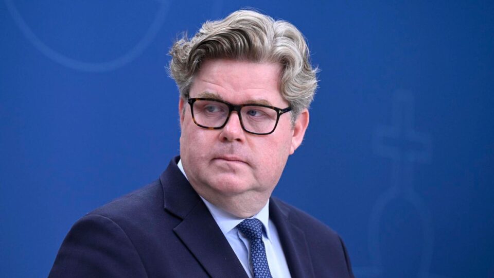 Por que um país europeu está construindo presídios para adolescentes de 13 anos