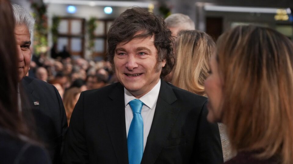 Sob Milei, pobreza cai na Argentina para o menor nível em sete anos