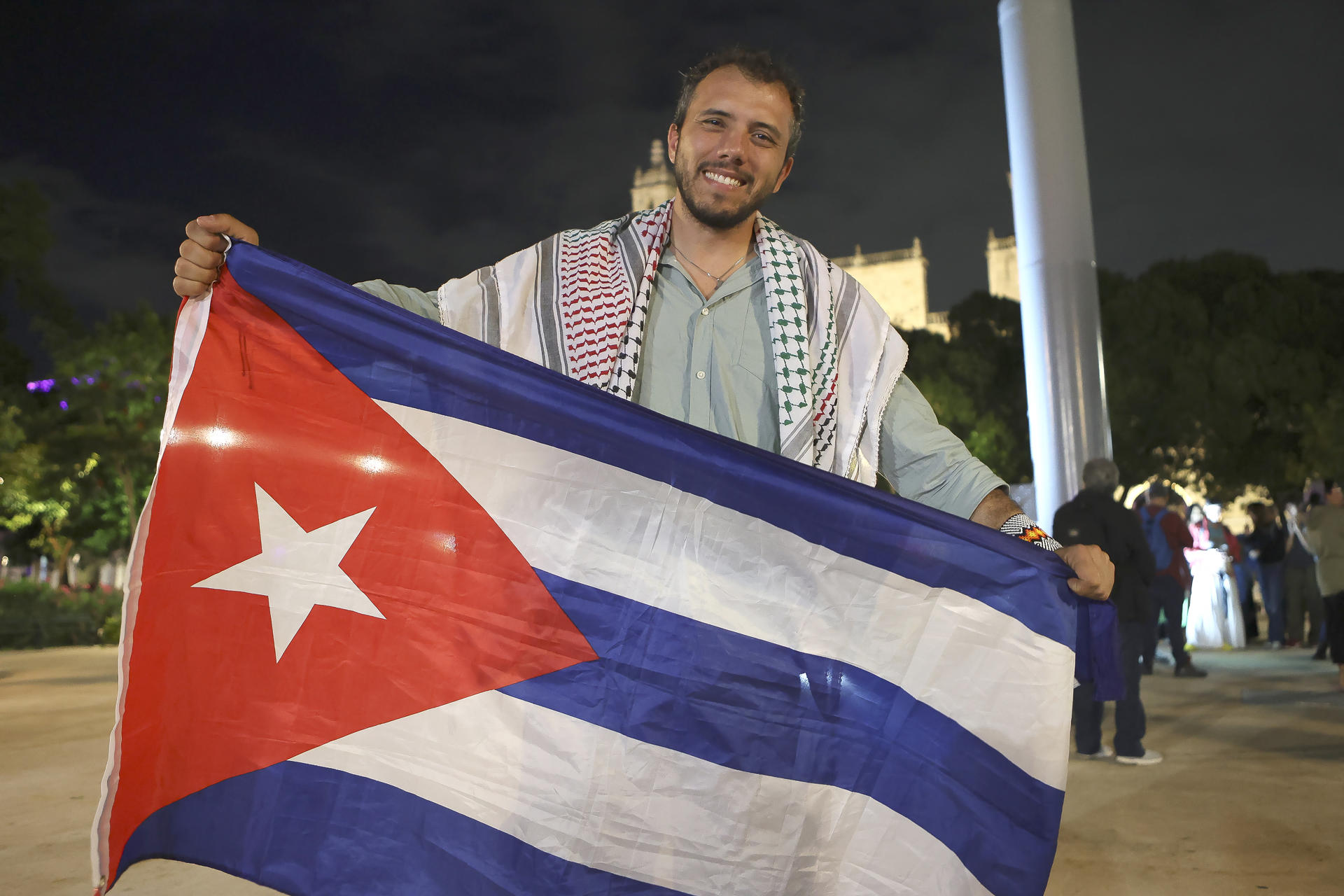 Thiago Ávila com uma bandeira de Cuba enquanto estava no México.