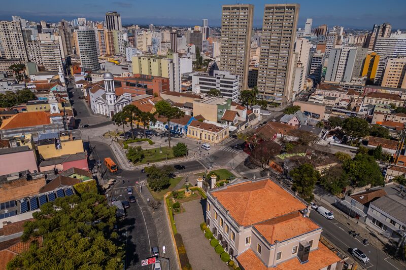 Com imóveis ociosos e alta densidade, Centro de Curitiba é alvo de estratégia para reocupação urbana e desenvolvimento econômico.