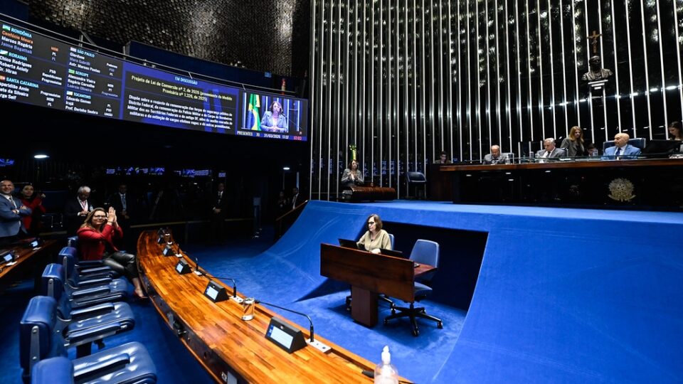 Senado aprova reajuste salarial de até 28,4% para polícia e bombeiros do DF