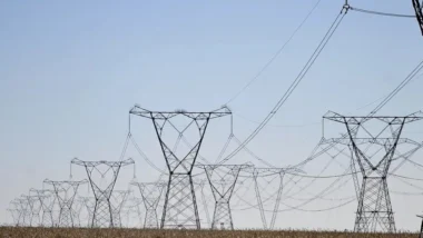 Modalidade livrará consumidor das concessionárias, mas enfrenta instabilidade durante transição.