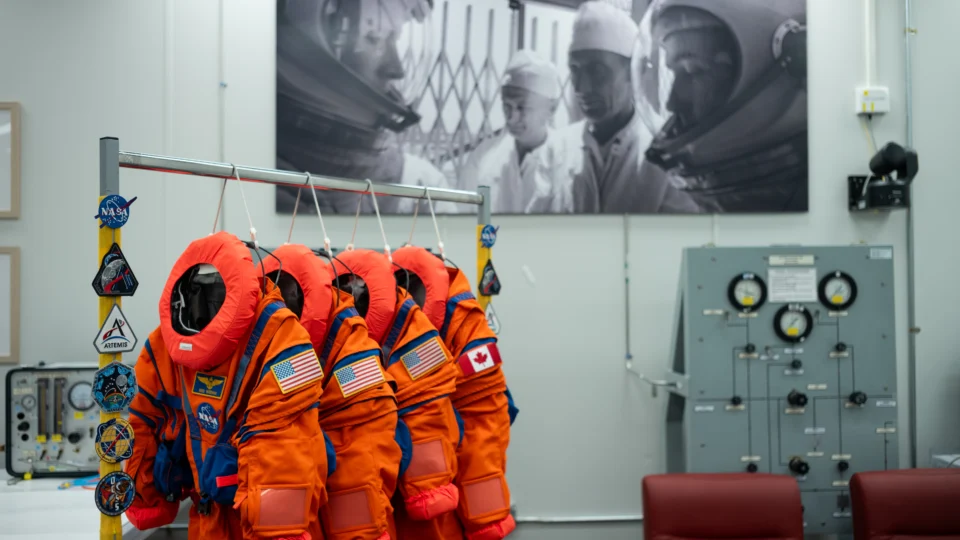 Trajes da tripulação do voo da Artemis II, que integra projeto de colonização da Lua, do qual Brasil participa com pesquisas sobre agricultura espacial