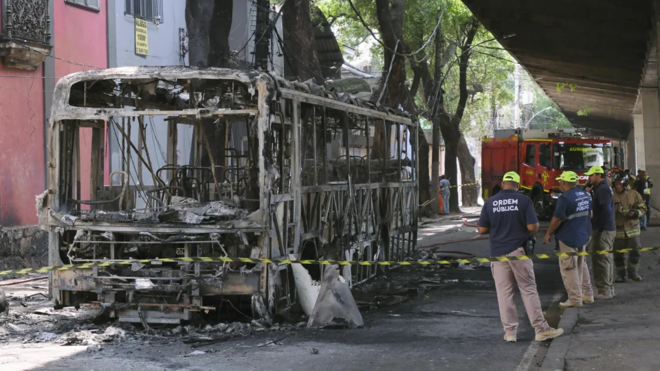 Definição de terrorismo na lei brasileira prevê atendado à paz pública e riscos à população, mas exige vinculação a racismo ou xenofobia. 