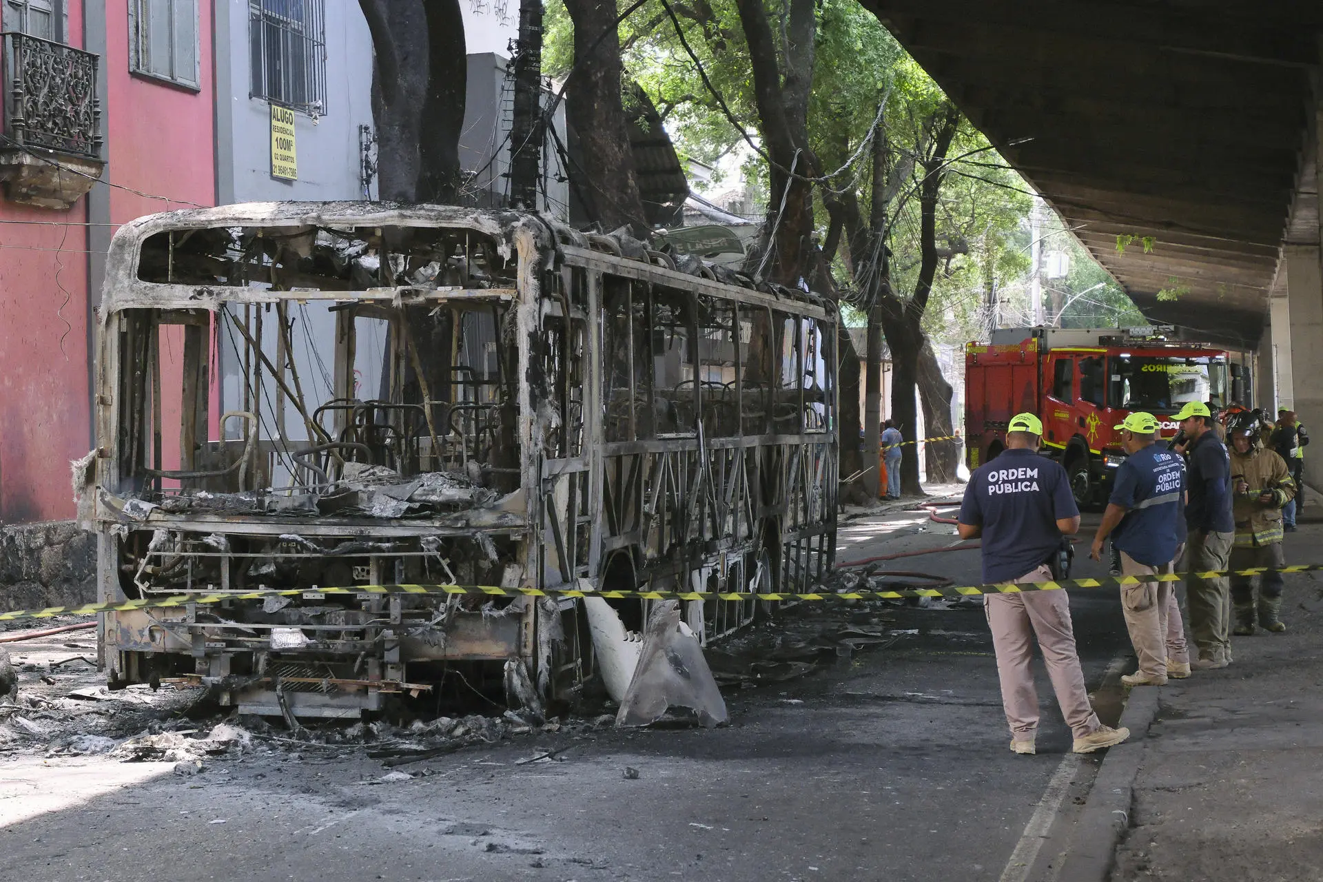 Definição de terrorismo na lei brasileira prevê atendado à paz pública e riscos à população, mas exige vinculação a racismo ou xenofobia.