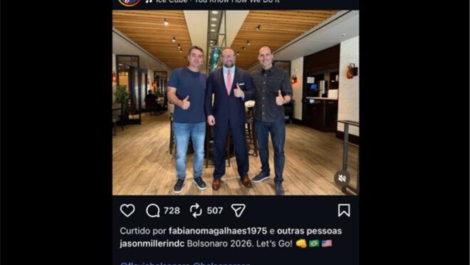 Estrategista de Trump posta foto com Flávio e reitera apoio à candidatura: “Bolsonaro 2026”