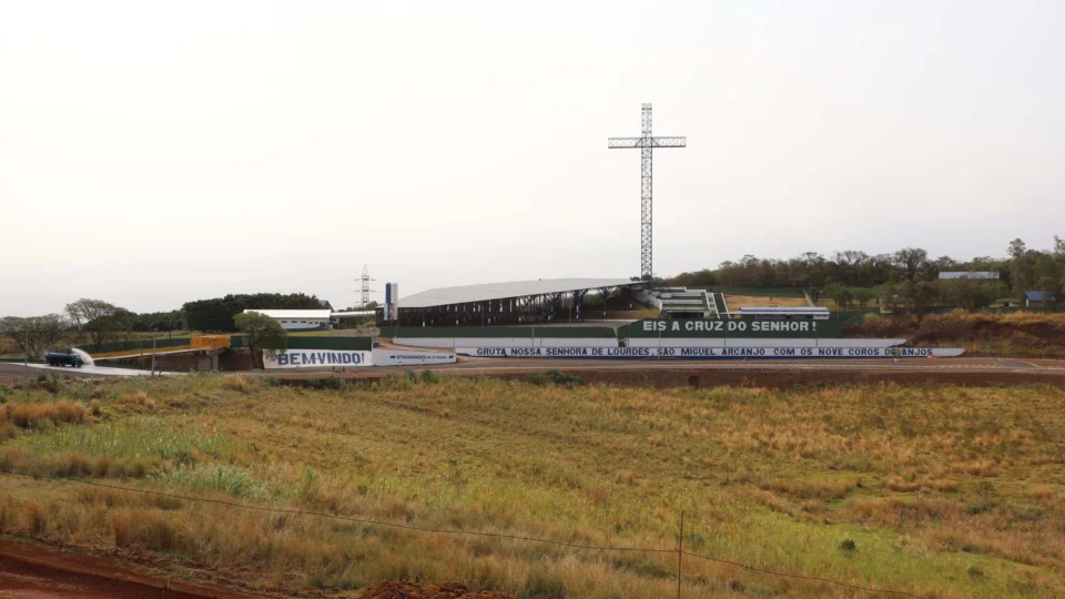Cruz de 81 metros em Bandeirantes se destaca como referência no turismo religioso no norte do Paraná.