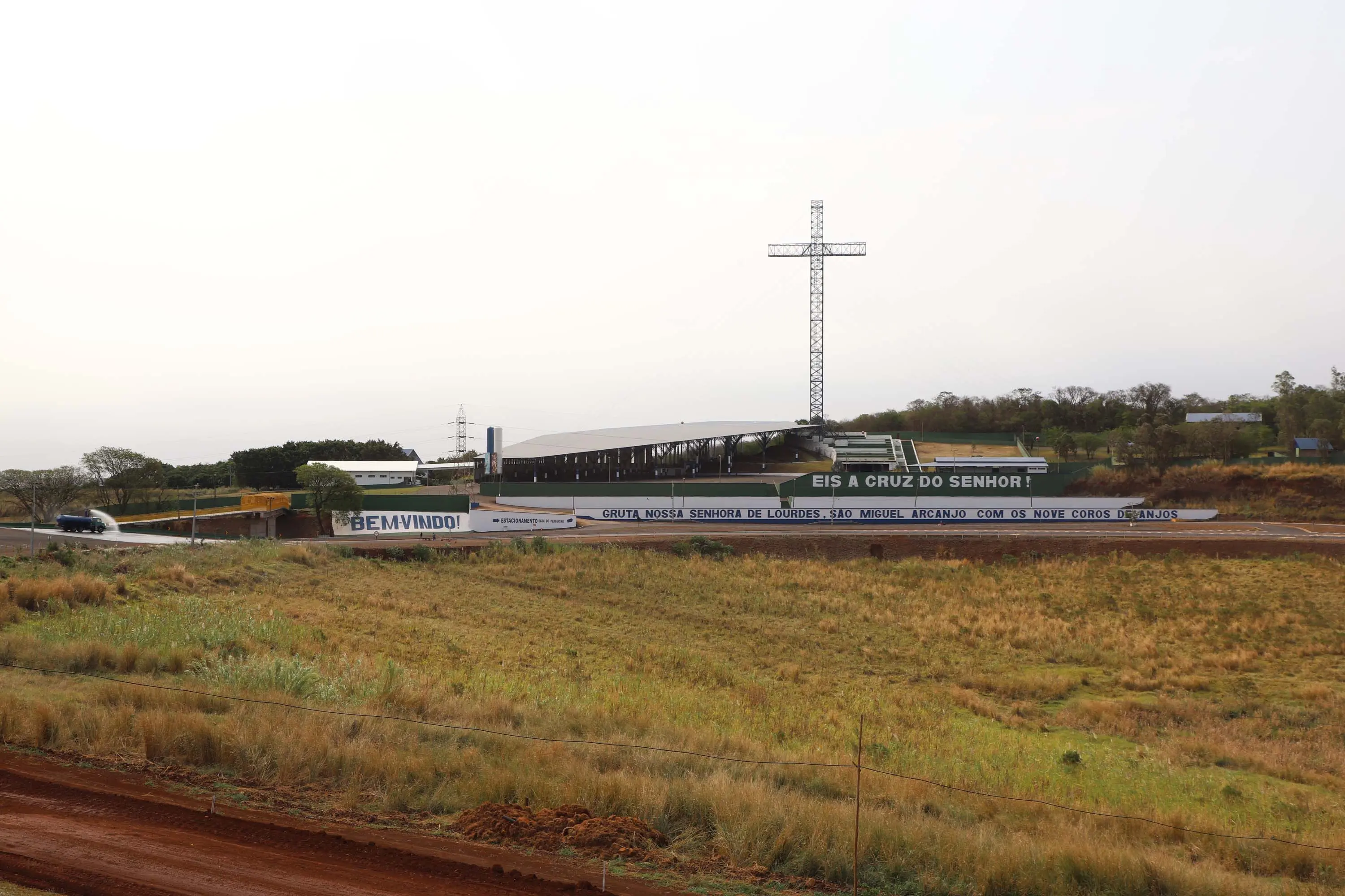 Cruz de 81 metros em Bandeirantes se destaca como referência no turismo religioso no norte do Paraná.