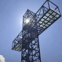 Gigantes da fé, as maiores cruzes do Brasil transformam paisagens urbanas e impulsionam o turismo religioso em diferentes regiões do país. Imagem referente a matéria