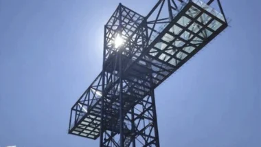 Gigantes da fé, as maiores cruzes do Brasil transformam paisagens urbanas e impulsionam o turismo religioso em diferentes regiões do país.