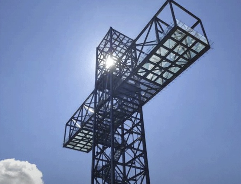 Gigantes da fé, as maiores cruzes do Brasil transformam paisagens urbanas e impulsionam o turismo religioso em diferentes regiões do país.