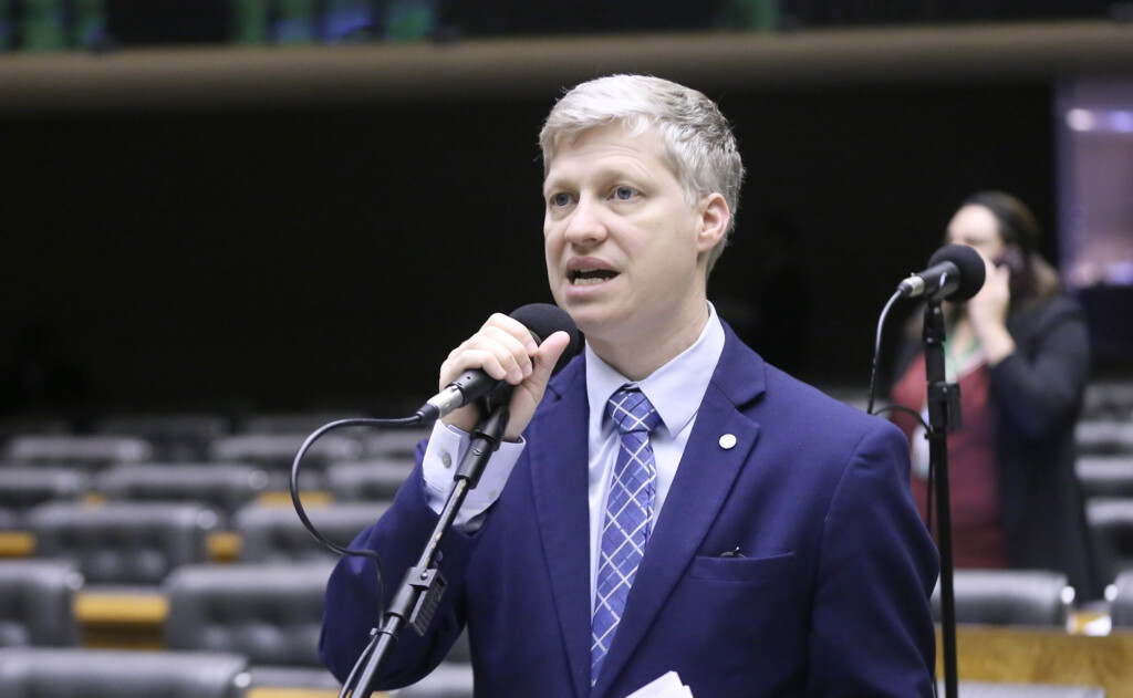 Novo só aceita candidato a Senado que vota impeachment do STF