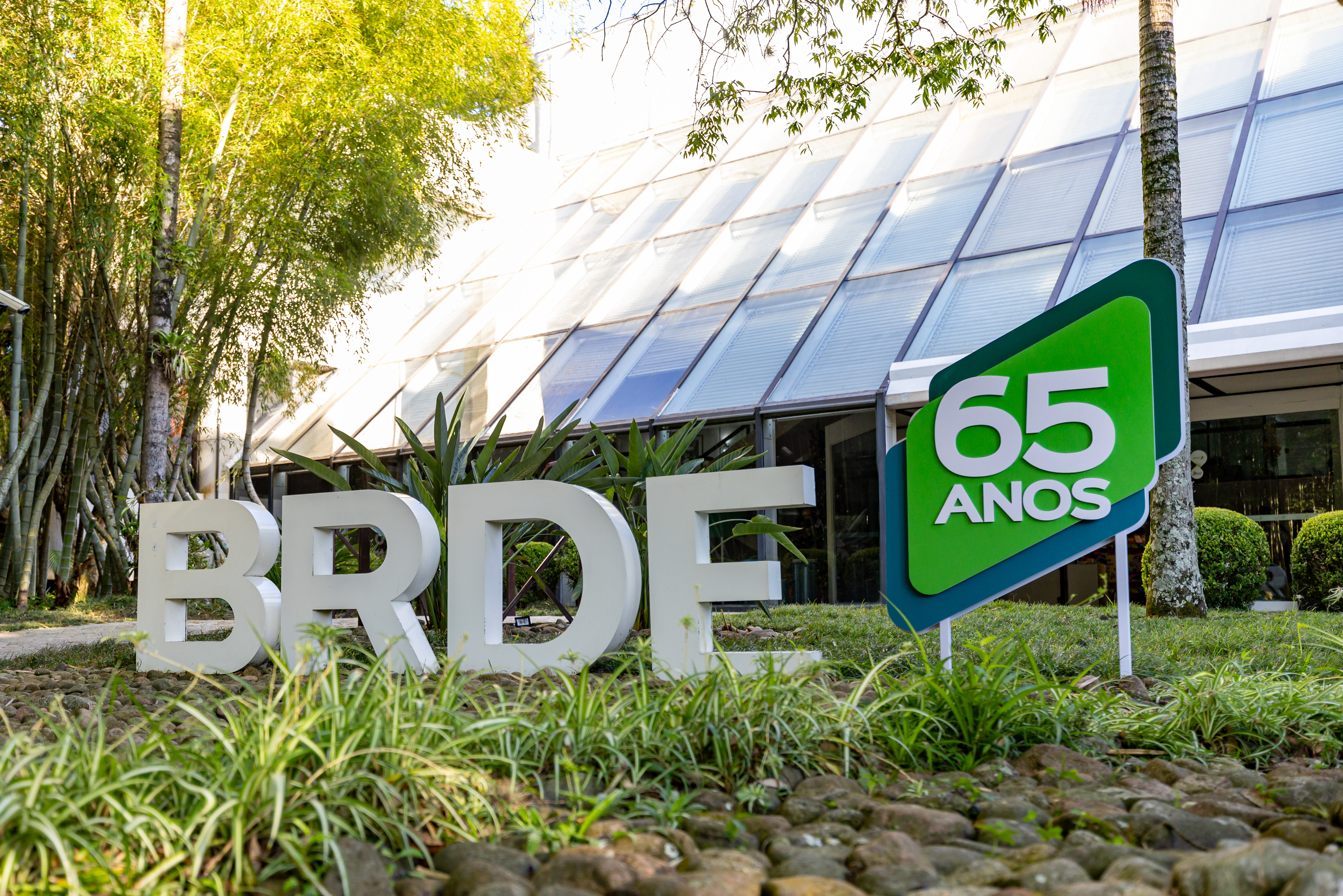 Com R$ 5,6 bilhões em 2025, os financiamentos do BRDE chegaram a empresas e produtores da região Sul.