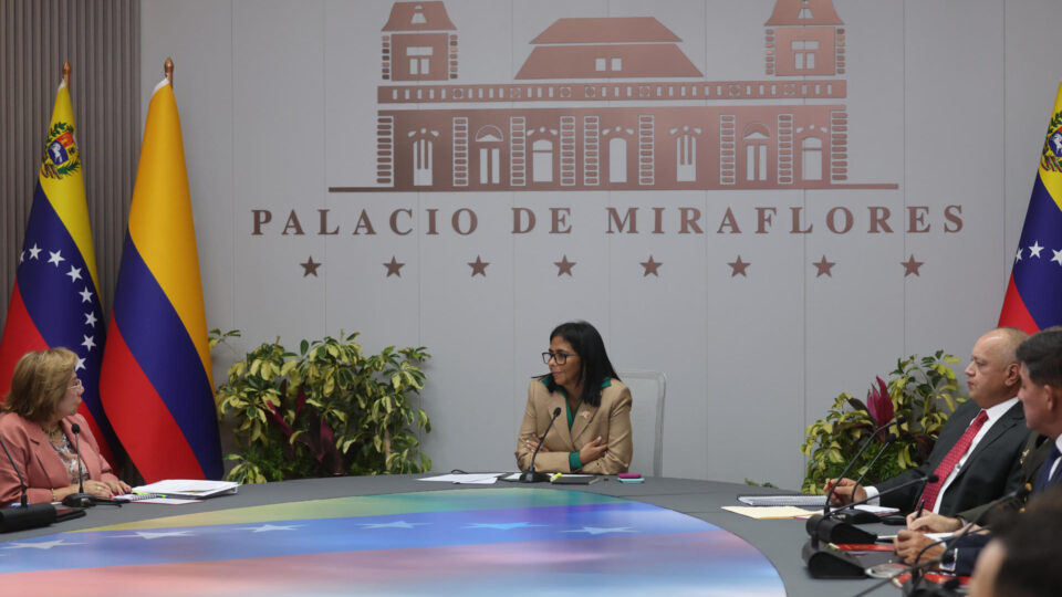 Após elogios de Trump, EUA retiram sanções contra ditadora interina da Venezuela