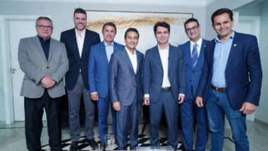 Alexandre Curi posa com lideranças do Republicanos durante filiação em Brasília.