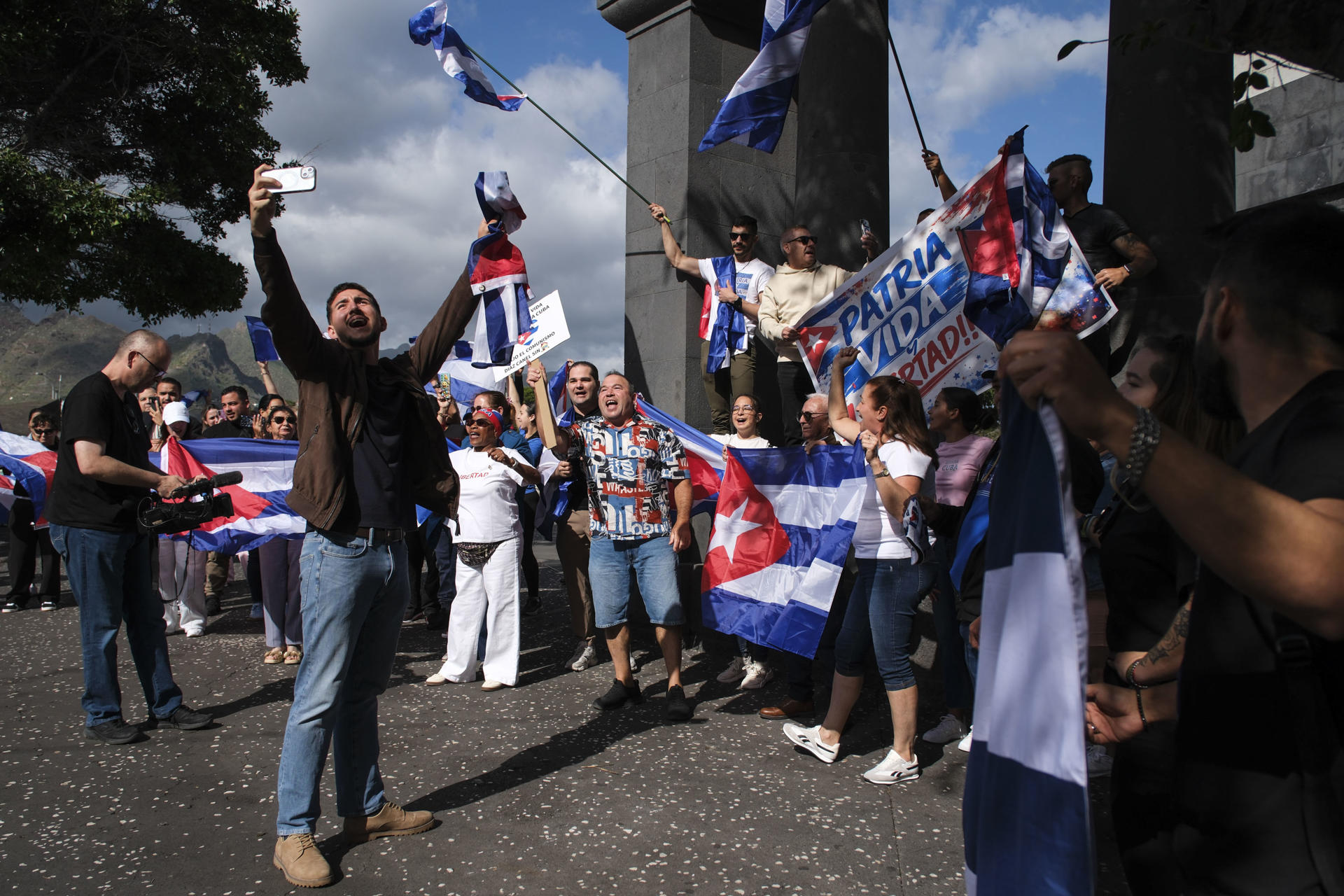 Opositores cubanos durante protestos na Espanha.