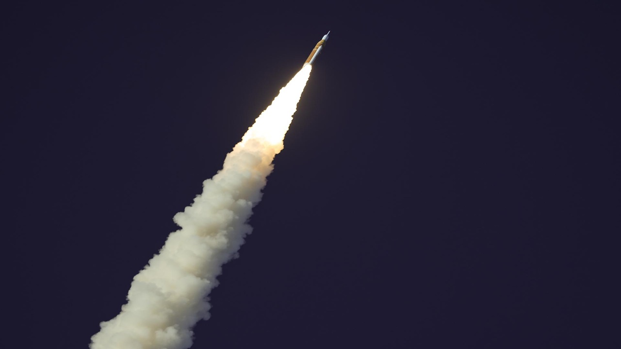 O foguete Space Launch System (SLS) subindo após lançamento nesta quarta (1º).
