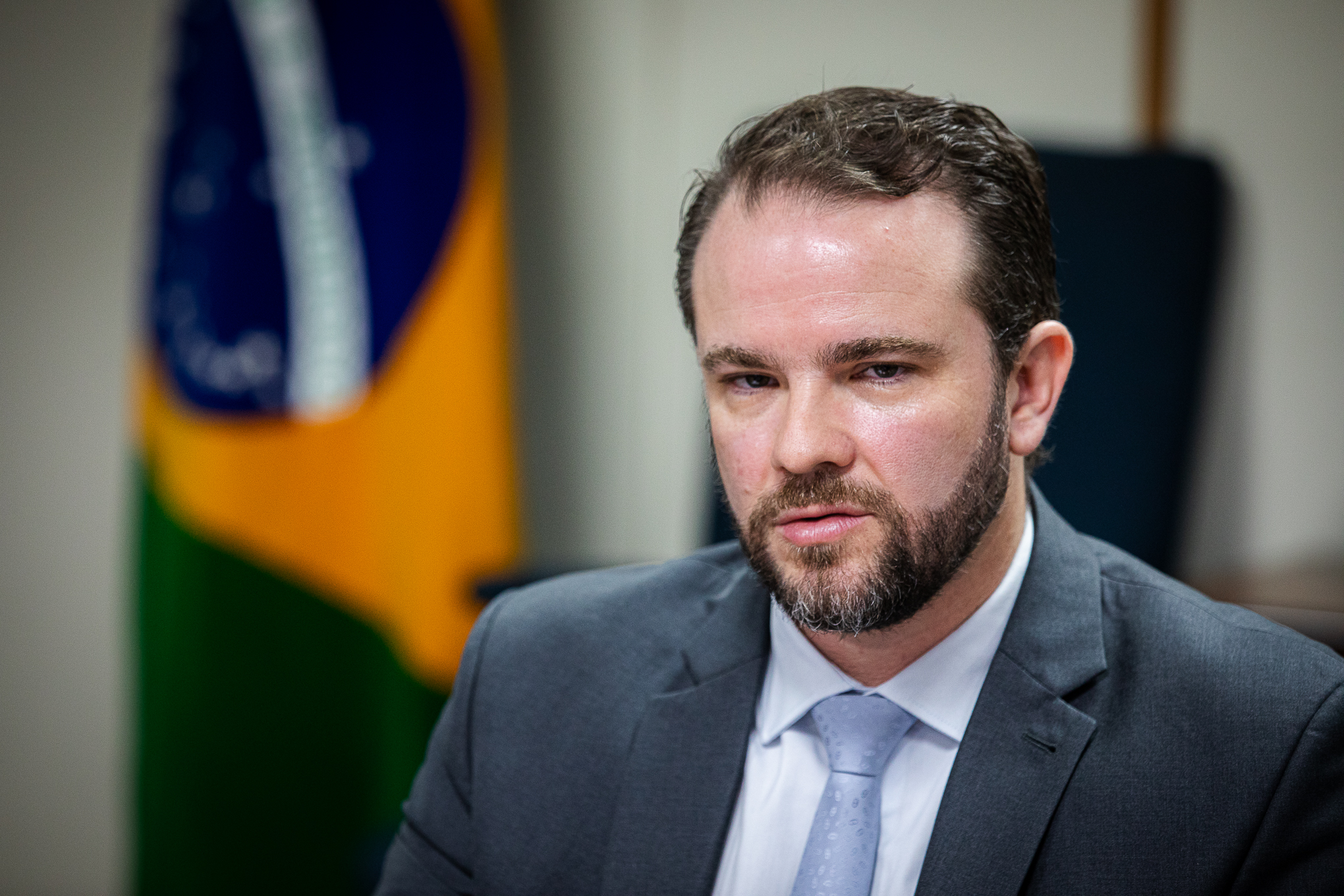 Novo ministro da Fazenda pretende deixar problema ao DF e intervir apenas com mediação do BC.