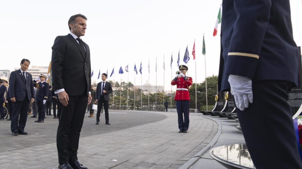 Macron diz que ação militar para reabrir Ormuz é “irrealista” e que Trump não está sendo “sério” no Irã