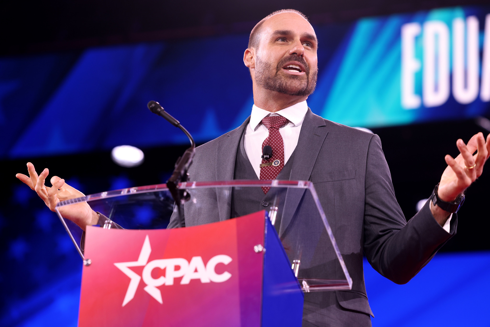 Deputado ergueu celular durante discurso e disse que pretendia mostrar vídeo a Bolsonaro.