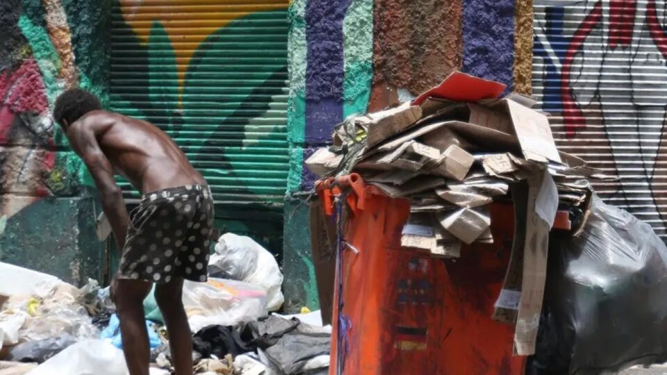 Emprego não cura crack: o autoengano das políticas para moradores de rua