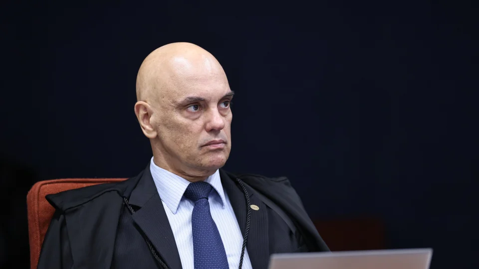 Ministro considerou que restrição de 100 metros ainda permitiria fotos em alta resolução.