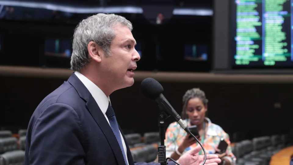 Deputado protocolou pedido de investigação alegando conexão com inquérito das fake news. Gonet, porém, lembra que poder de acusar é do Ministério Público.