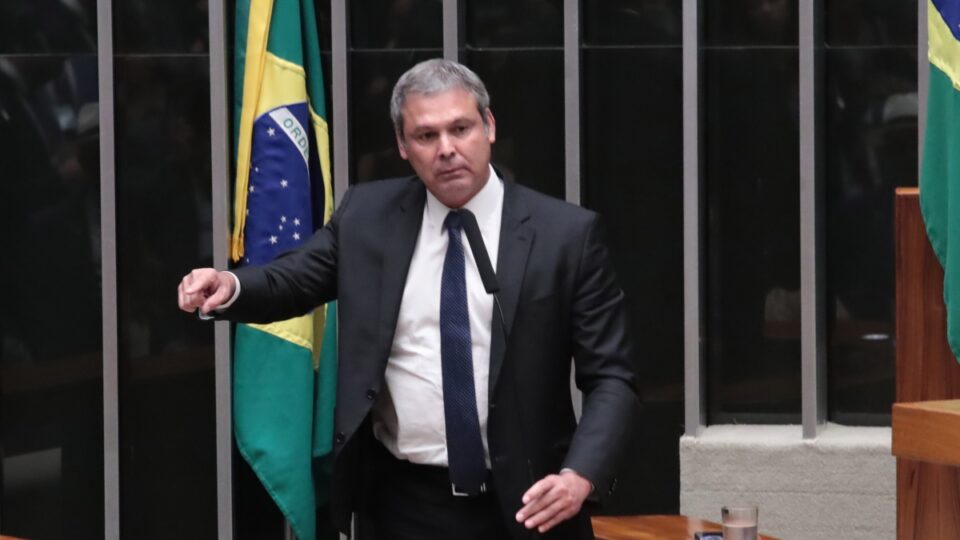 Lindbergh e movimentos de esquerda acusam Flávio Bolsonaro de acabar com Pix se for eleito