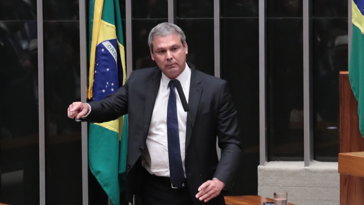 Lindbergh e esquerda acusam Flávio Bolsonaro de acabar com Pix se for eleito