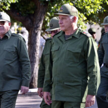 O neto do ex-ditador Raúl Castro, Raúl Guillermo Rodríguez Castro (à direita), o atual líder do regime, Miguel Díaz-Canel (centro) e o ministro do Interior Lázaro Alberto Álvarez Casas (à esquerda) Imagem referente a matéria