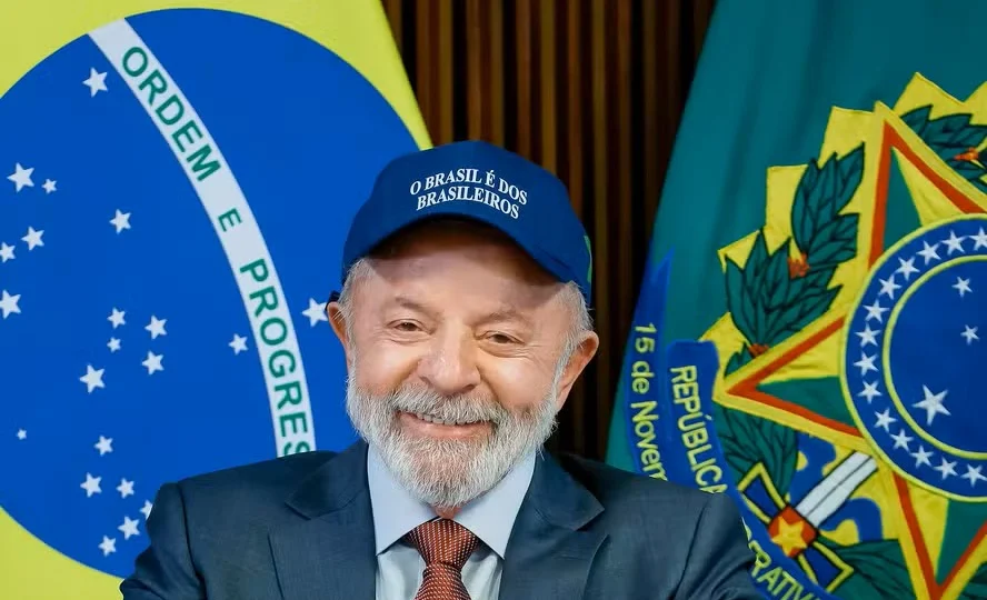 Boné pensado por Sidônio Palmeira passou a ser utilizado para se contrapor a assessório tradicionalmente associado a apoiadores de Trump. 
