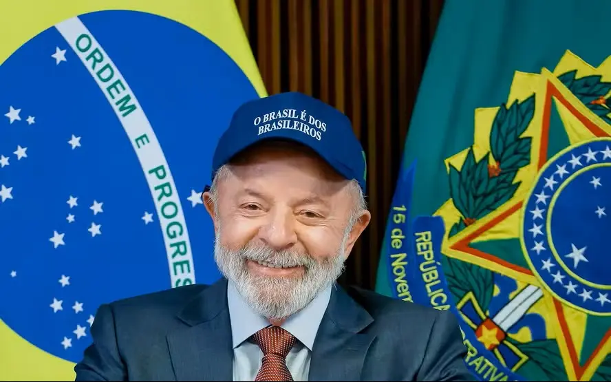 Boné pensado por Sidônio Palmeira passou a ser utilizado para se contrapor a assessório tradicionalmente associado a apoiadores de Trump. 