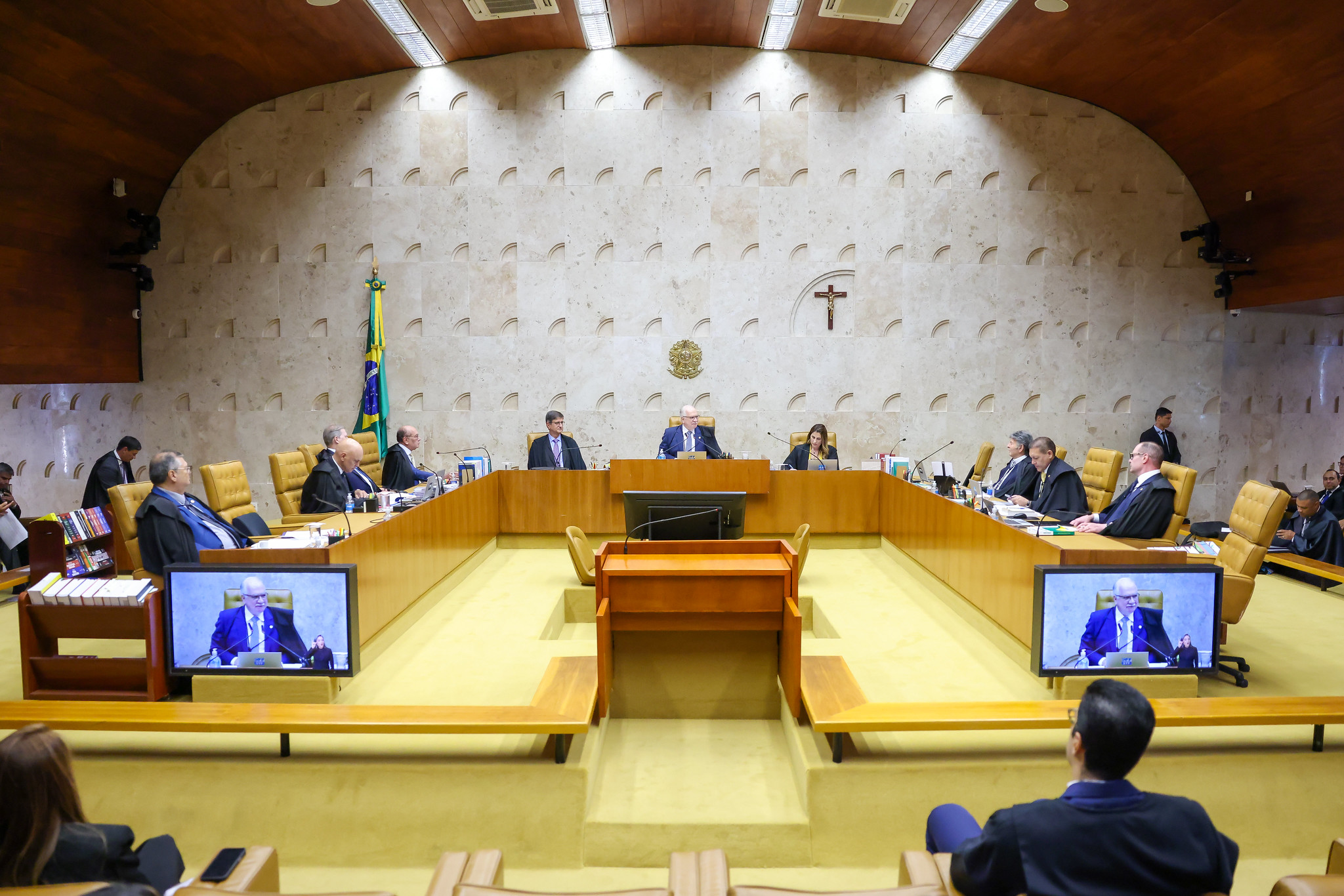 Número de ações trabalhistas cresce após decisões do STF, com impacto bilionário para empresas e aumento da insegurança jurídica.