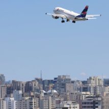 Avião da Latam decolando no Aeroporto de Congonhas: Associação Brasileira das Empresas Aéreas quer que aeroporto funcione para além das 23h. Imagem referente a matéria