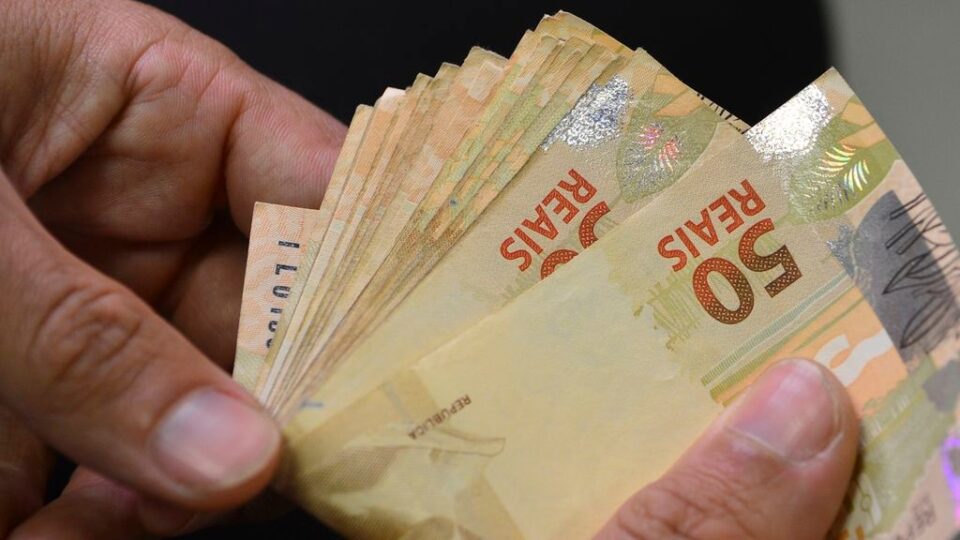 Governo Lula estuda novo programa para renegociar dívidas das famílias com garantia da União