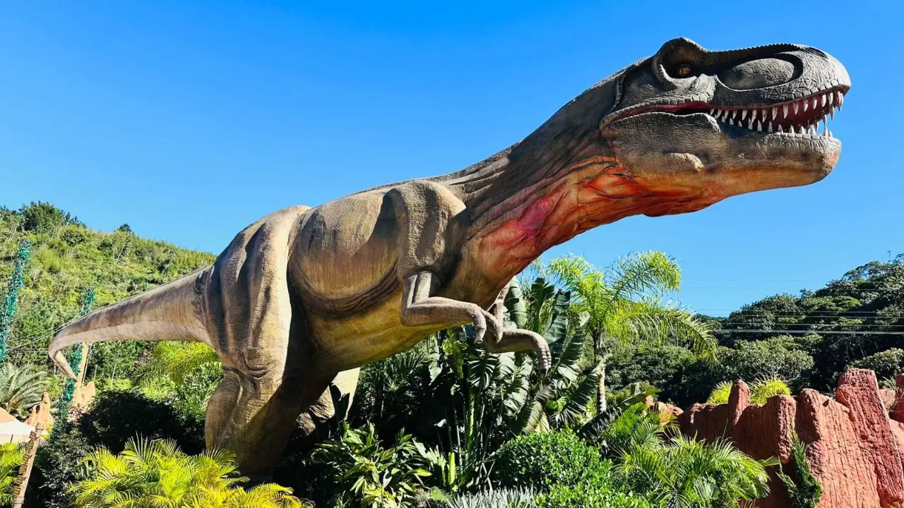 O Parque Aventura Jurássica tem mais de 100 réplicas de dinossauros que se movimentam e rugem.