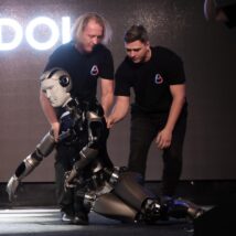 Robô antropomórfico AIDOL é erguido depois de cair durante apresentação em Moscou, em novembro de 2025. Imagem referente a matéria