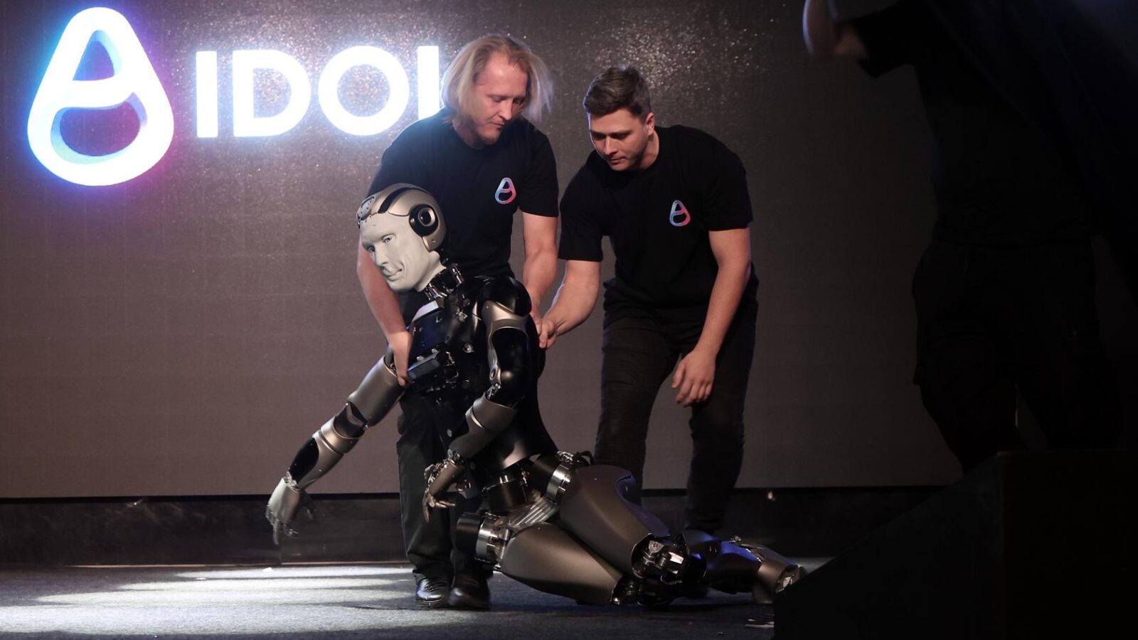 Robô antropomórfico AIDOL é erguido depois de cair durante apresentação em Moscou, em novembro de 2025.