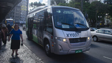 Ônibus elétrico circula em Curitiba