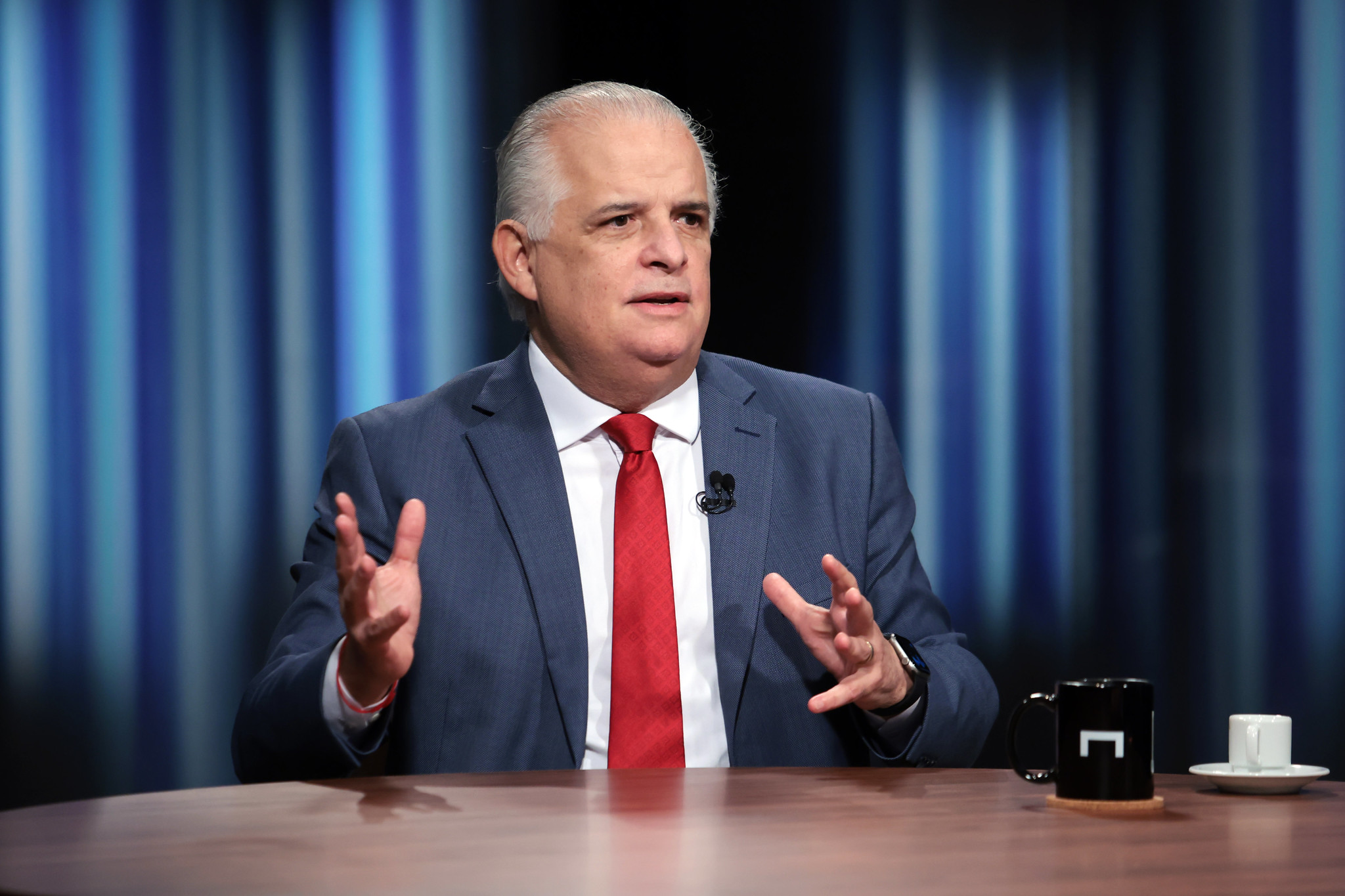 Márcio França deixa comando do Ministério do Empreendedorismo para disputar eleição por São Paulo.