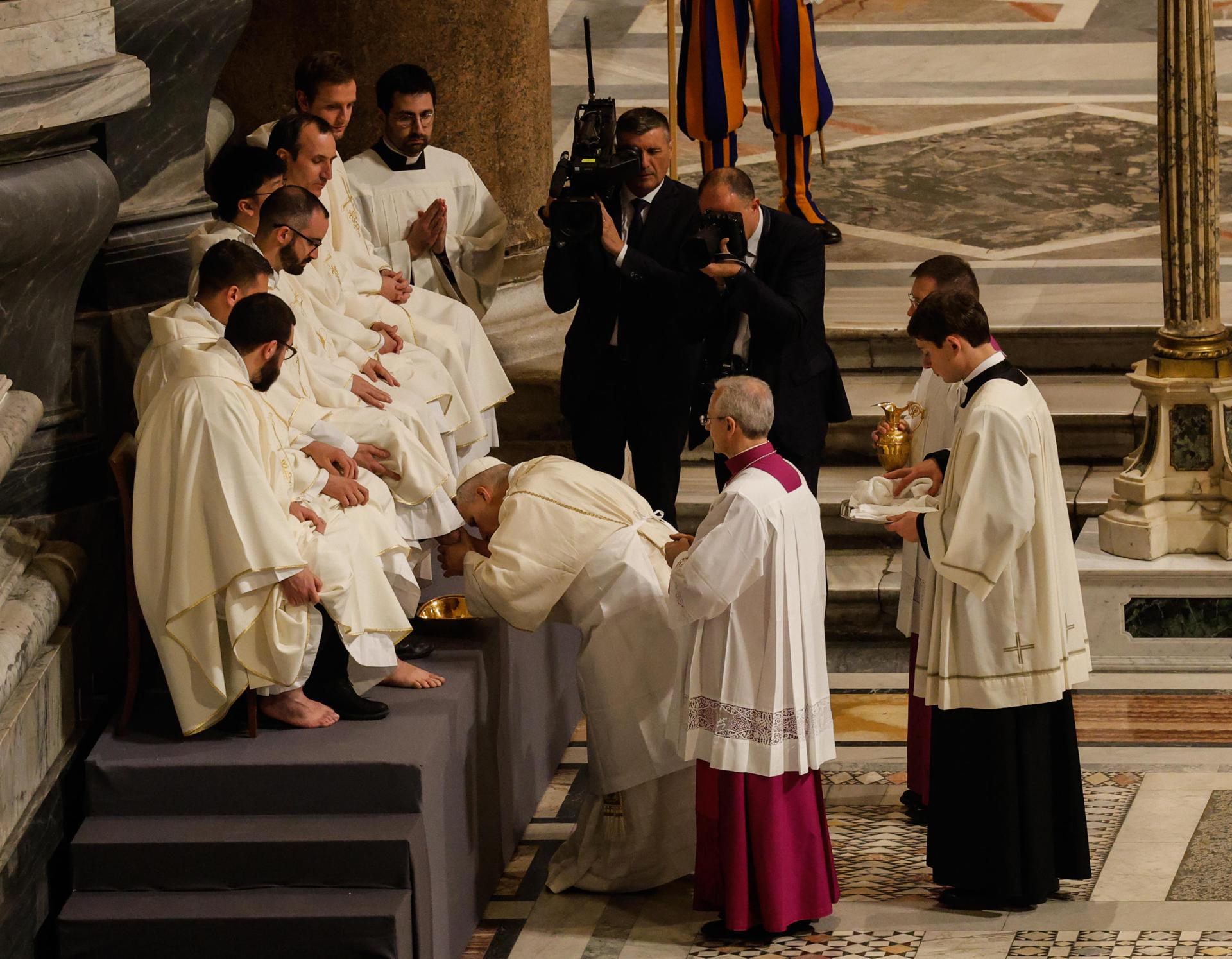 O papa Leão XIV durante missa do Lava-Pés na Basílica de São João de Latrão, em Roma.