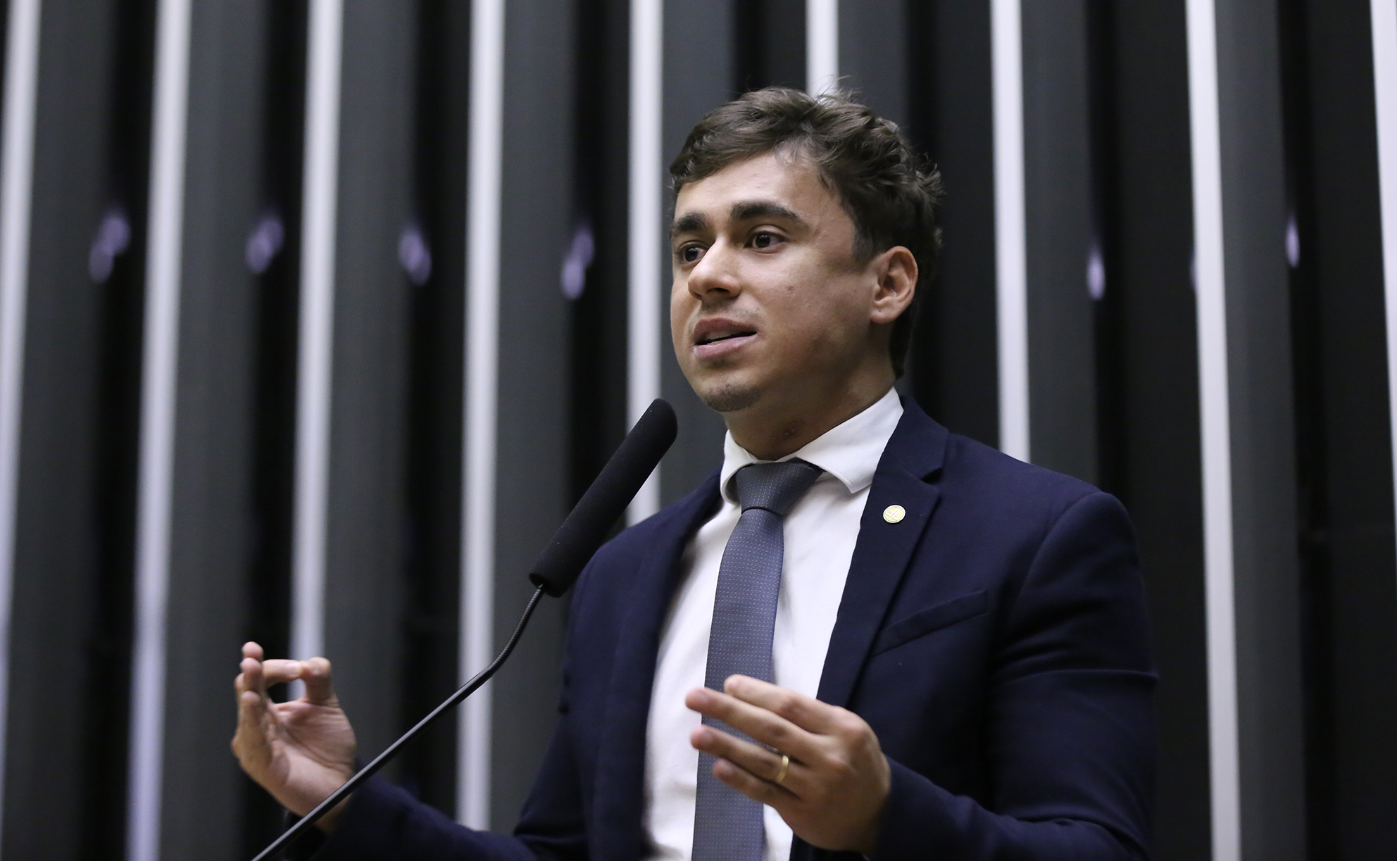 Nikolas critica demora para votação de veto de Lula, fala em “urgência humanitária” e relaciona atraso à possível CPMI do Banco Master.