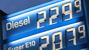 Painel de posto de combustível em Berlim exibe preços em euros em meio à disparada global causada pelo bloqueio do Irã no Estreito de Ormuz