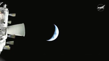 Fotografia do espaço mostrando a nave Orion da missão Artemis II em trajetória de afastamento do planeta Terra. Imagem oficial da NASA