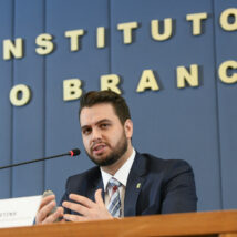 Defesa pede que Filipe Martins volte ao Complexo Médico Penal (CMP) por razões de segurança. Imagem referente a matéria
