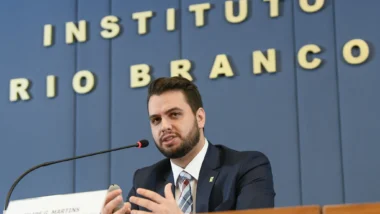 Moraes vota para manter Filipe Martins em prisão que defesa considera insegura