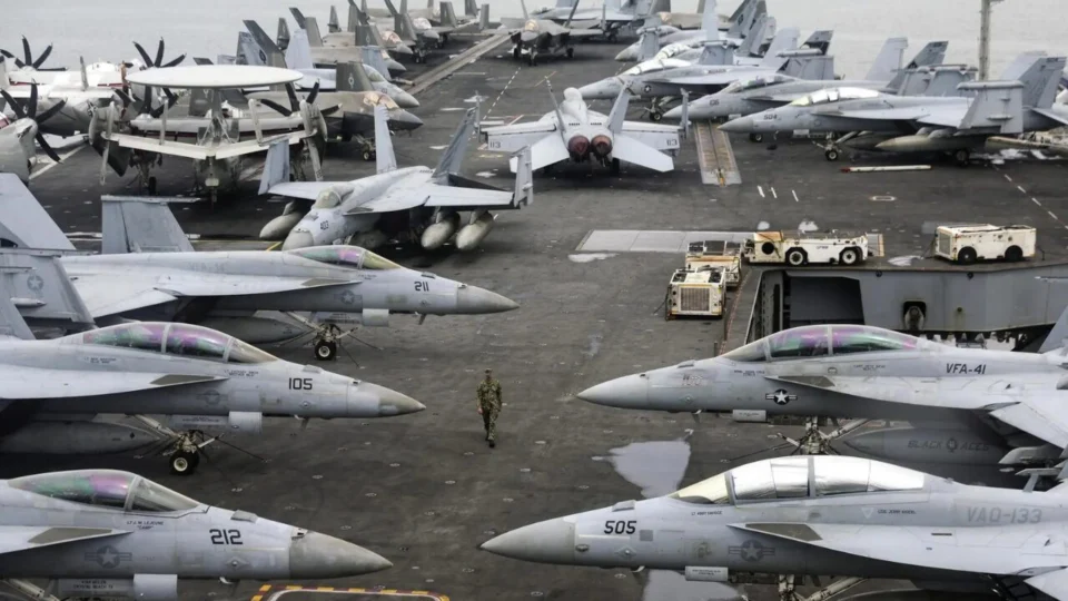 Aviões de combate dos EUA no convés de porta-aviões antes de operação no Irã: americanos tiveram primeiro jato derrubado em solo inimigo na sexta (3)