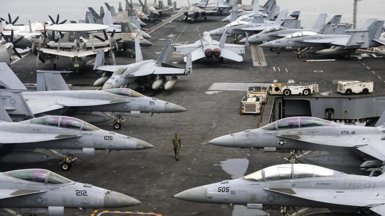 Aviões de combate dos EUA no convés de porta-aviões antes de operação no Irã: americanos tiveram primeiro jato derrubado em solo inimigo na sexta (3)