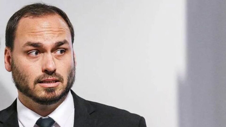 Carlos diz que integrantes do PL que não apoiam Flávio traem Jair Bolsonaro